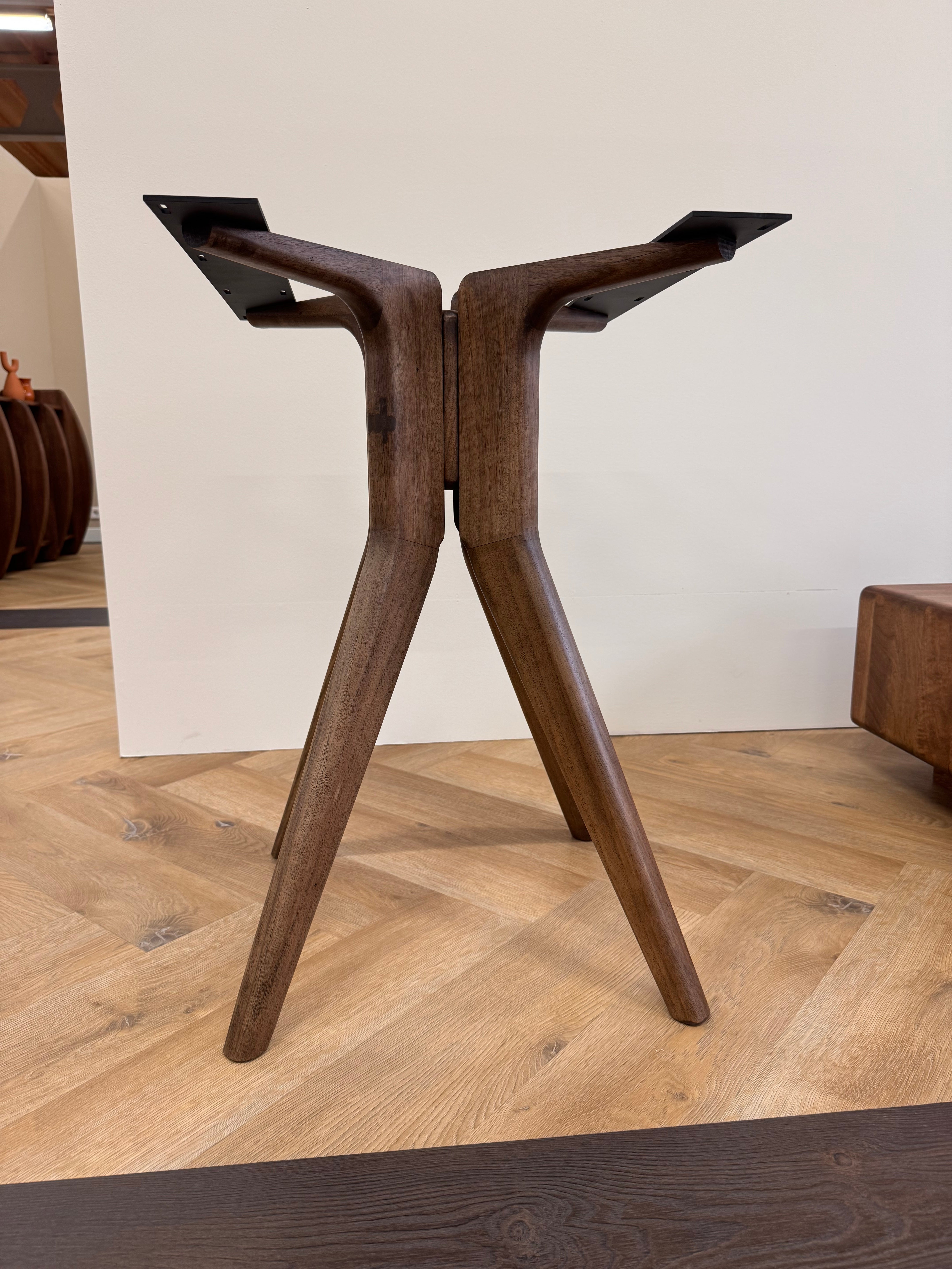 Walnoot eettafel - Rond - Amea walnoot onderstel — productfoto 6