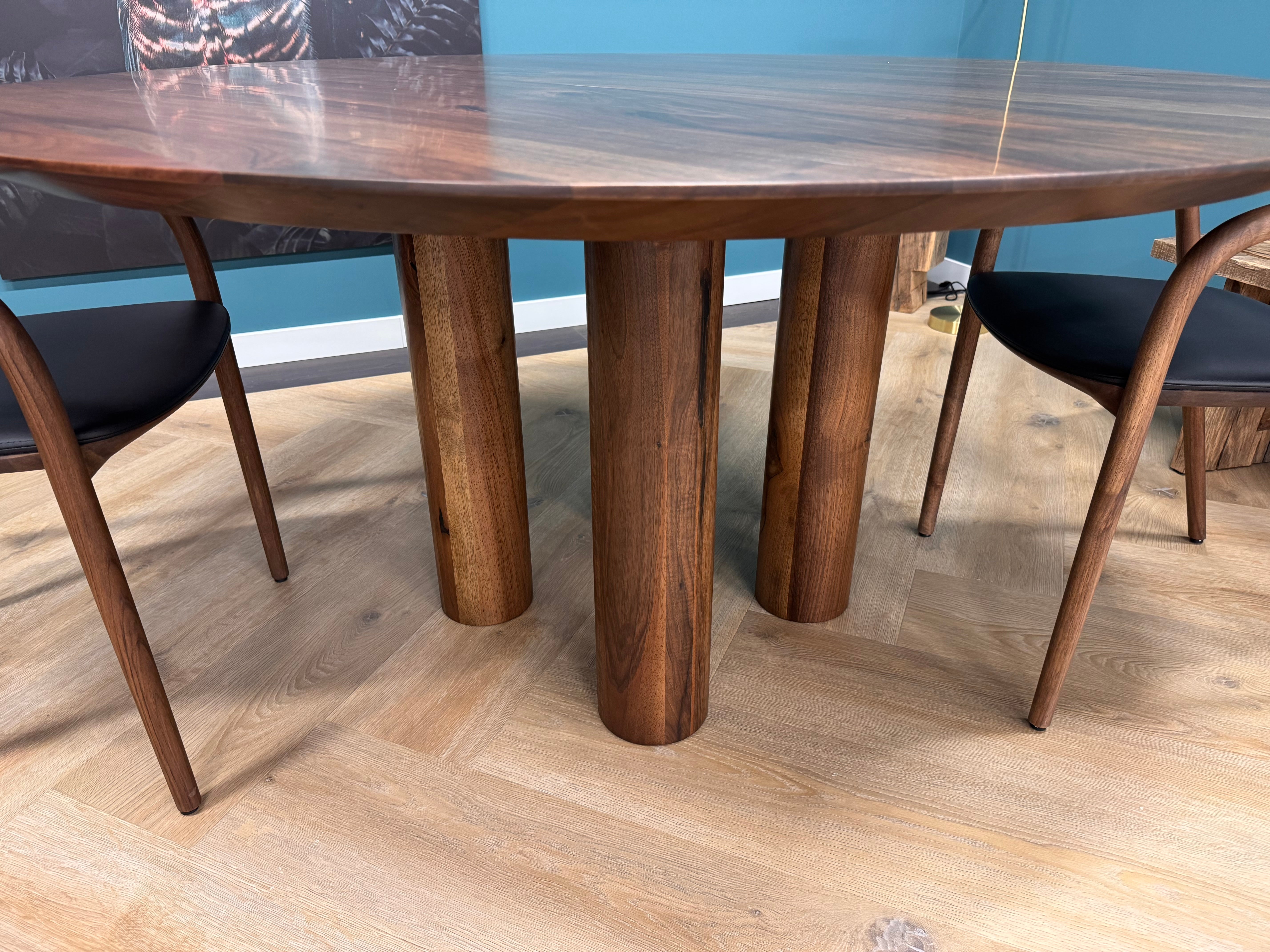 Walnoot houten eettafel - Rond - Pole walnoot onderstel