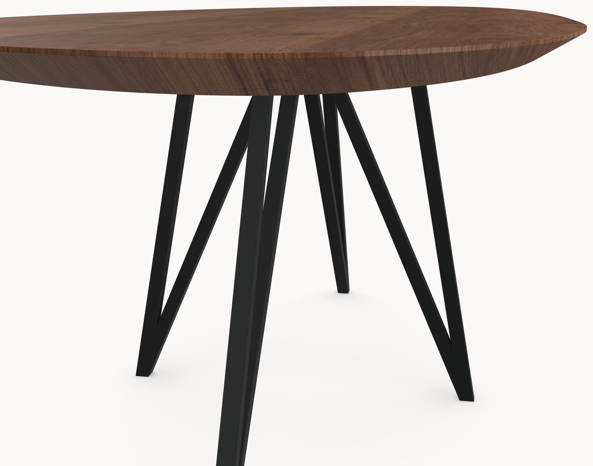 Walnoot eettafel - Kiezel B - Spikes metaal — sfeerimpressie