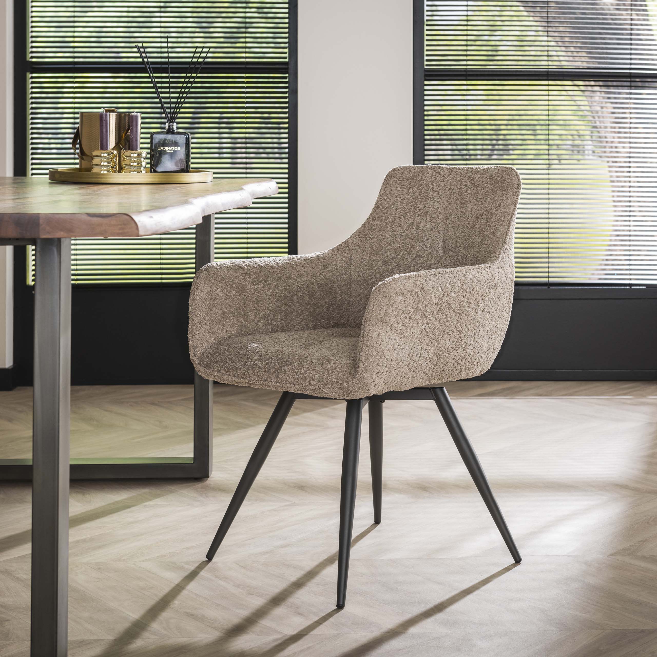 Comfortabele beklede eekkamerstoelen bij Industrial Home