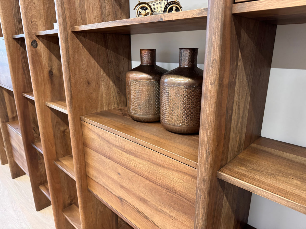 Walnoot houten boekenkast — afbeelding 5 | Industrial Home