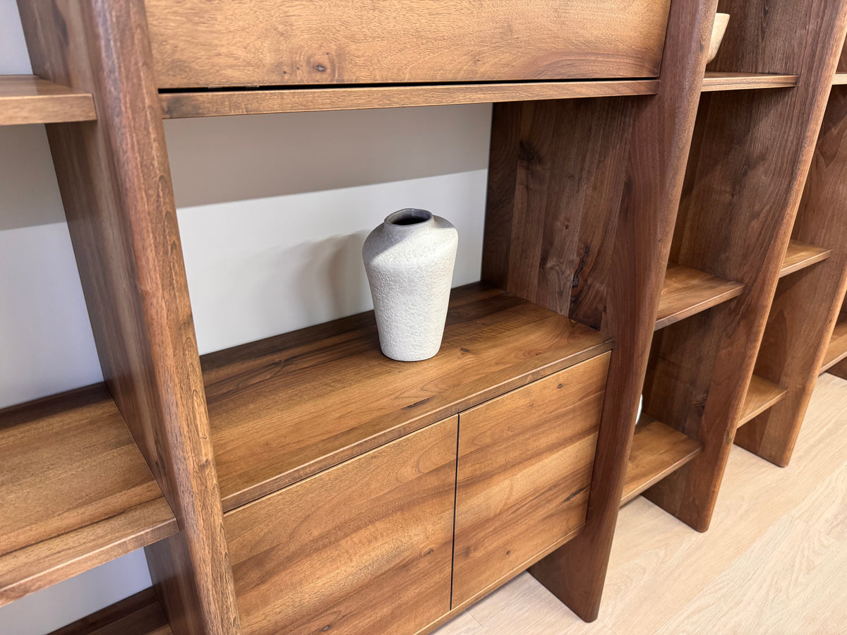 Walnoot houten boekenkast — afbeelding 7 | Industrial Home