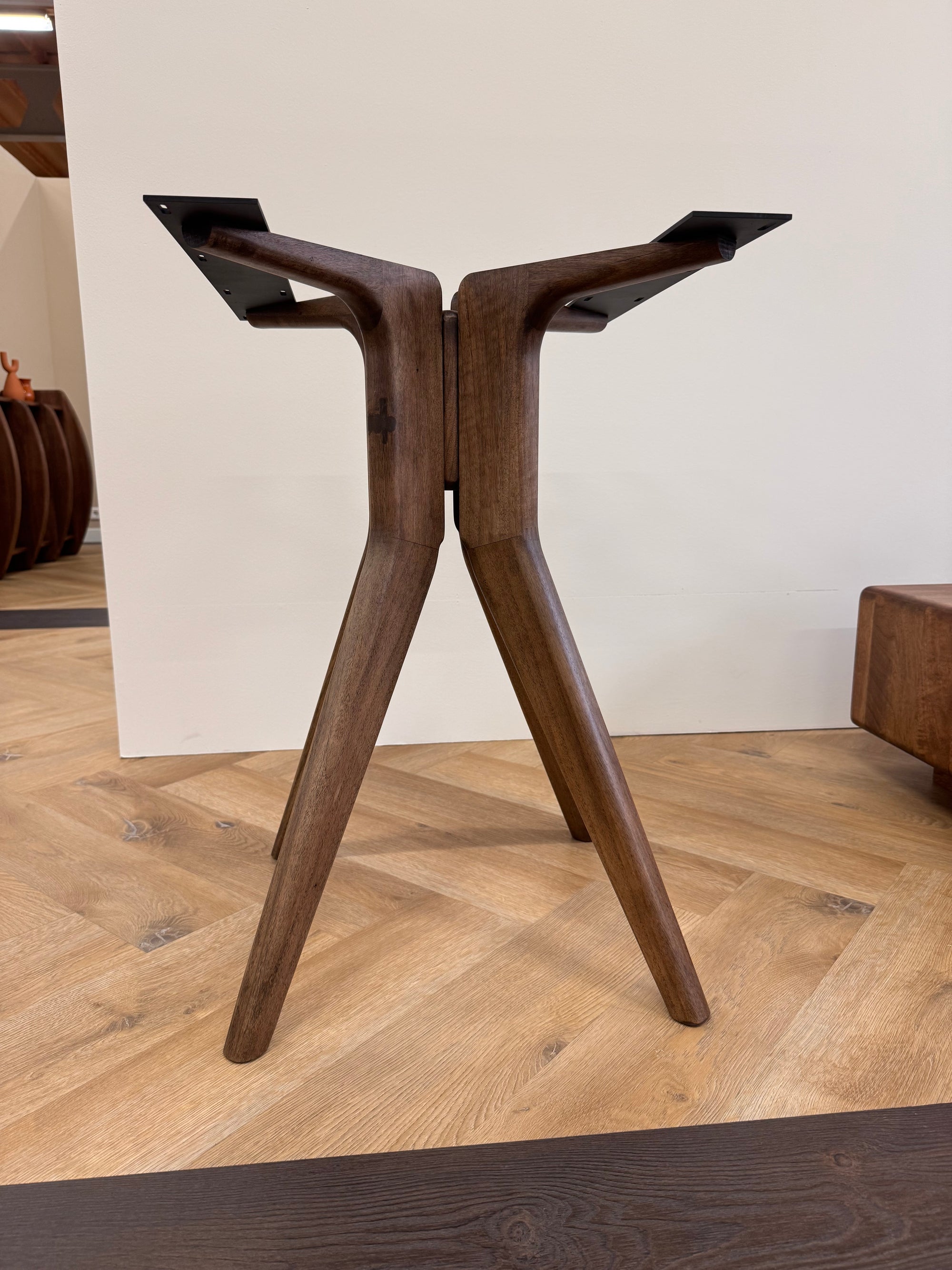 Walnoot eettafel - Rond - Amea walnoot onderstel — productfoto 6