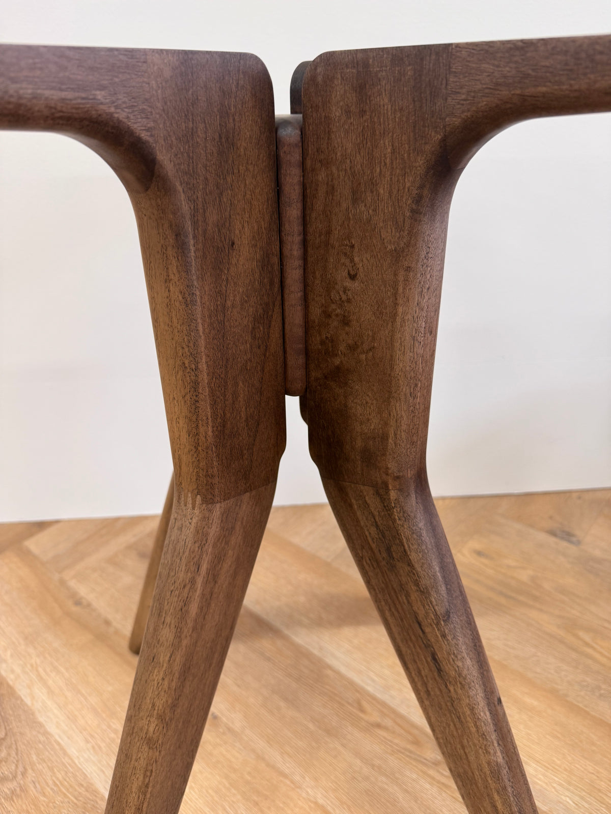 Walnoot eettafel - Rond - Amea walnoot onderstel — sfeerimpressie