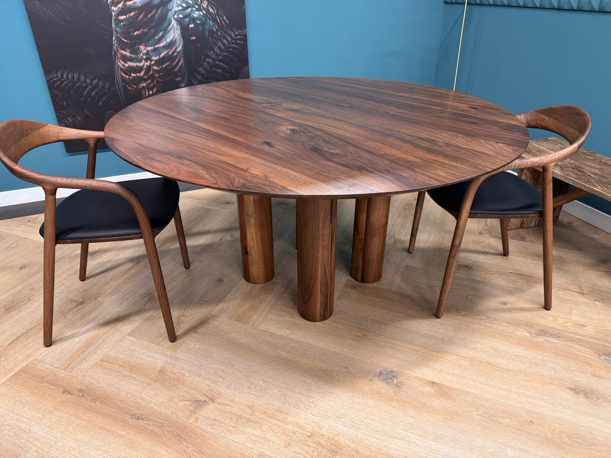 Walnoot eettafel - Rond - Pole walnoot onderstel — zijaanzicht