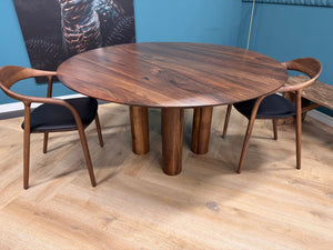 Walnoot eettafel - Rond - Pole walnoot onderstel — zijaanzicht