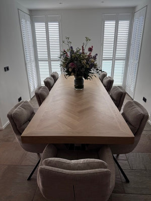 Visgraat eiken eettafel - Recht - Matrix onderstel — afbeelding 3 | Industrial Home