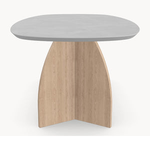 Melamine eettafel Light Concrete - Deens Recht - V eiken onderstel - Japandi — afbeelding 4 | Industrial Home