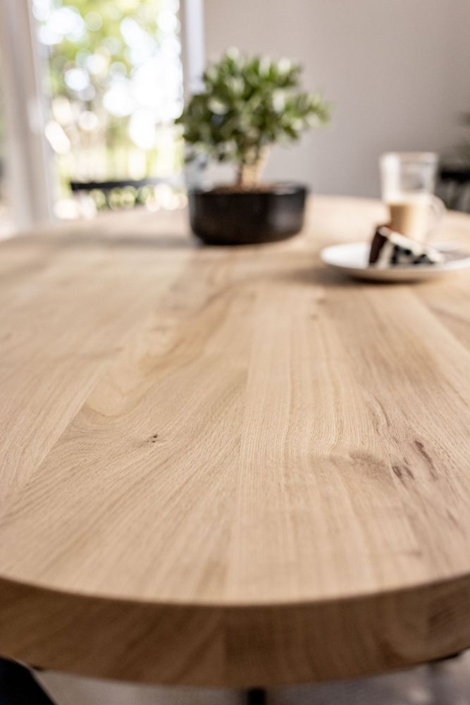 Deze keuken is voorzien van een unieke, keramiek-eettafel. Deze moderne en opval