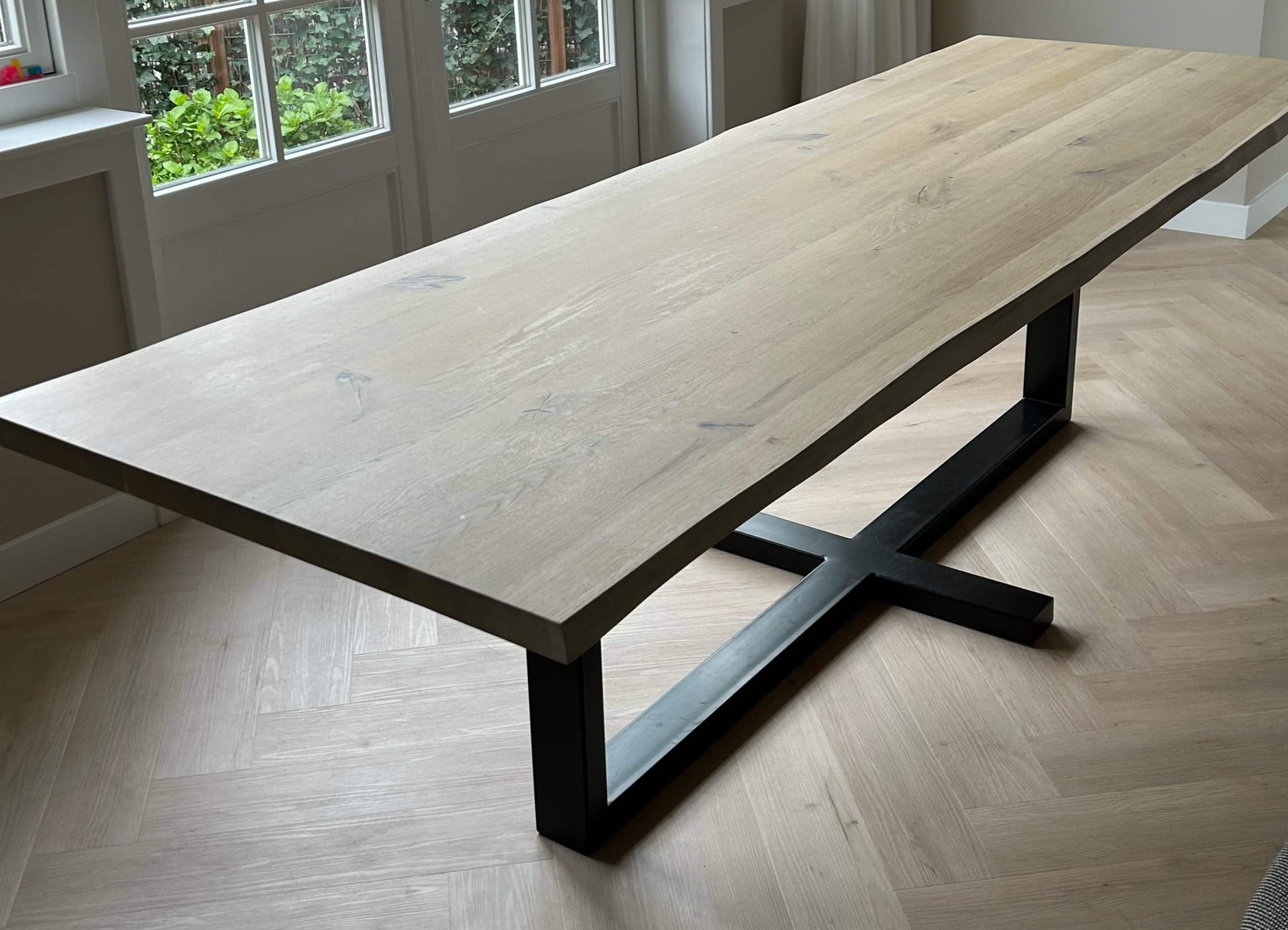 Zary boomstam eiken tafel 280 x 90 x 4cm met kleur Livid met onderstel Igor 10 x 5 cm met zwarte koker