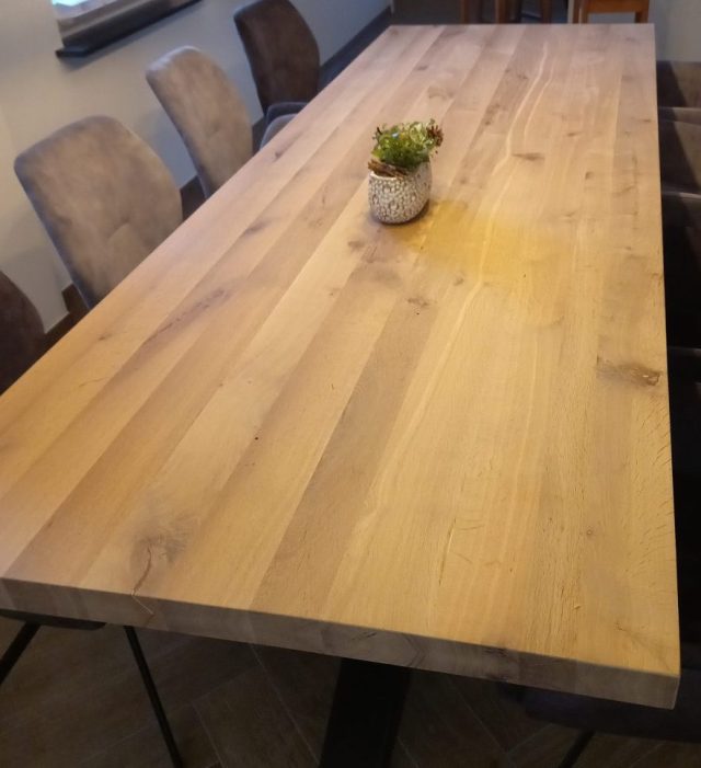 Rewa eiken tafel 280 x 100 x 6cm met matrix onderstel 12 x 12cm met zwarte coating