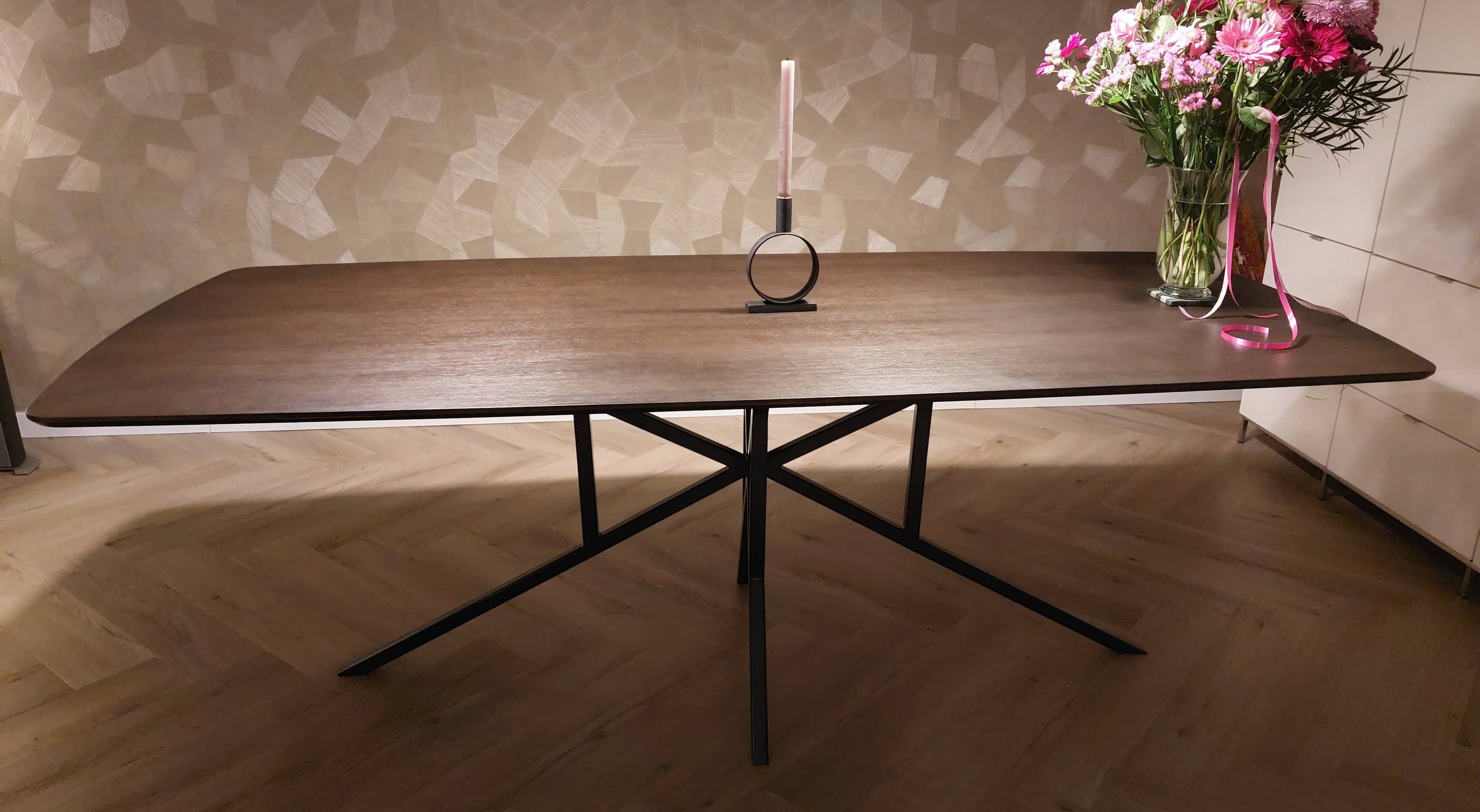 Torun deens ovale eiken tafel (rechte vorm) 220 x 105 x 3cm in kleur Dark Oak met matrix thin 3 x 3cm met zwarte coating