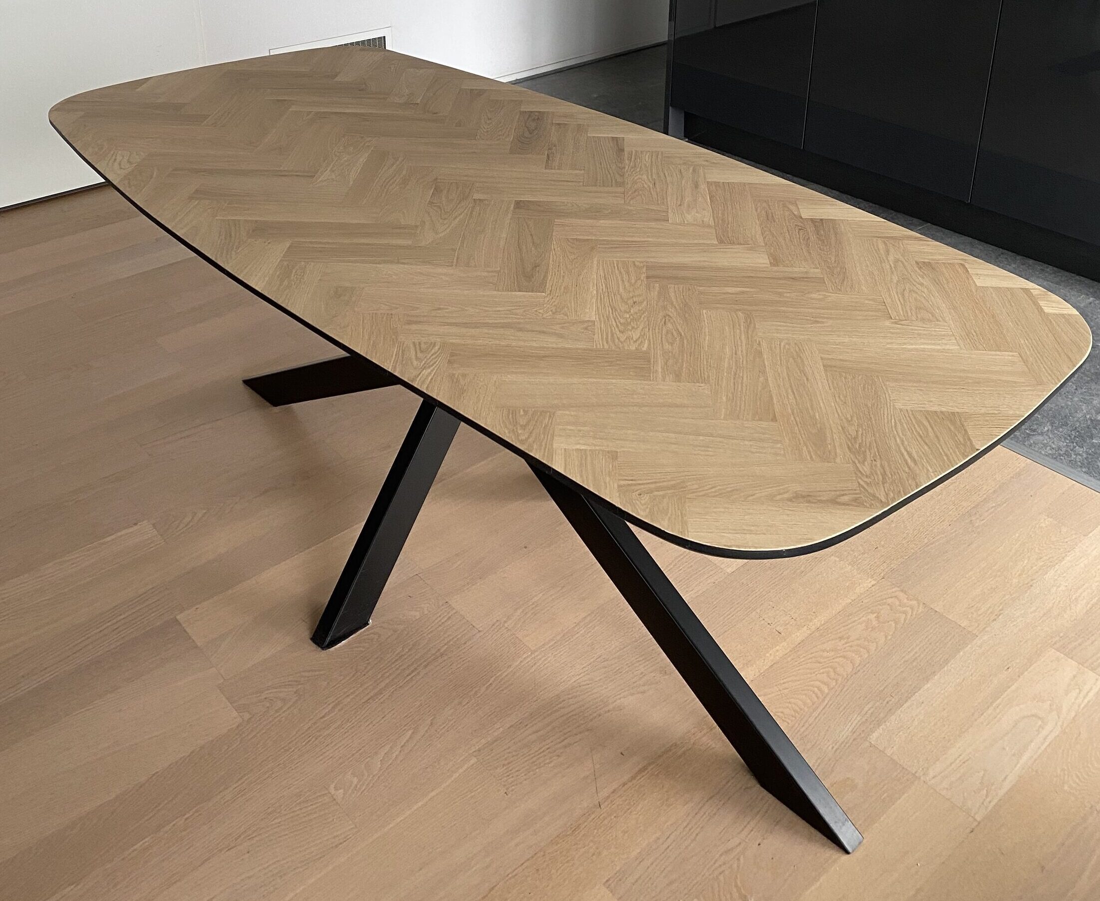 Demlin Deens ovale visgraat eiken tafel (rechte vorm) 190 x 90 x 4cm met 1x45 graden zwarte verjongde rand met matrix onderstel 8 x 4cm met zwarte coating